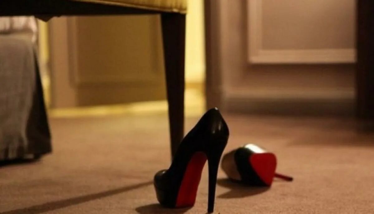Девушка в туфлях. Женские туфли валяются. Женские туфли на полу. Разбросанные женские туфли. Песня ночью на кухне она скинет туфли
