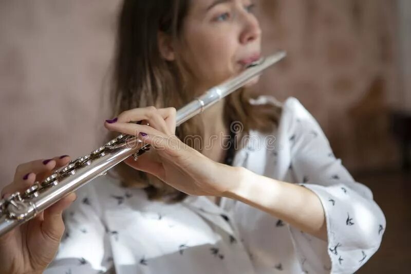 Фотосессия с флейтой. Свирель в руках. Флейта пикколо с человеком. Флейтисты девушки. Флейта бансури музыкальный инструмент.