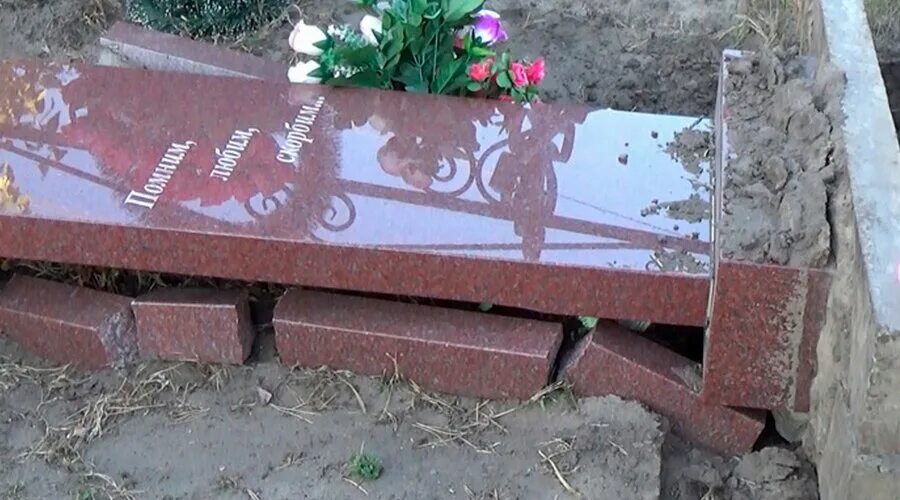 Бетонные клумбы. Монтаж памятника на могилу. Бетонный цоколь на могилу. Монтаж памятника на могилу. Монтаж памятника на могилу.