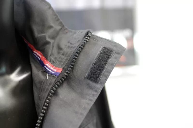 Ветрозащитная планка на куртке. Ветрозащитный клапан на молнии. Allyn jacket 03010183. Ветрозащитный клапан на куртке это. Ветрозащитный клапан.