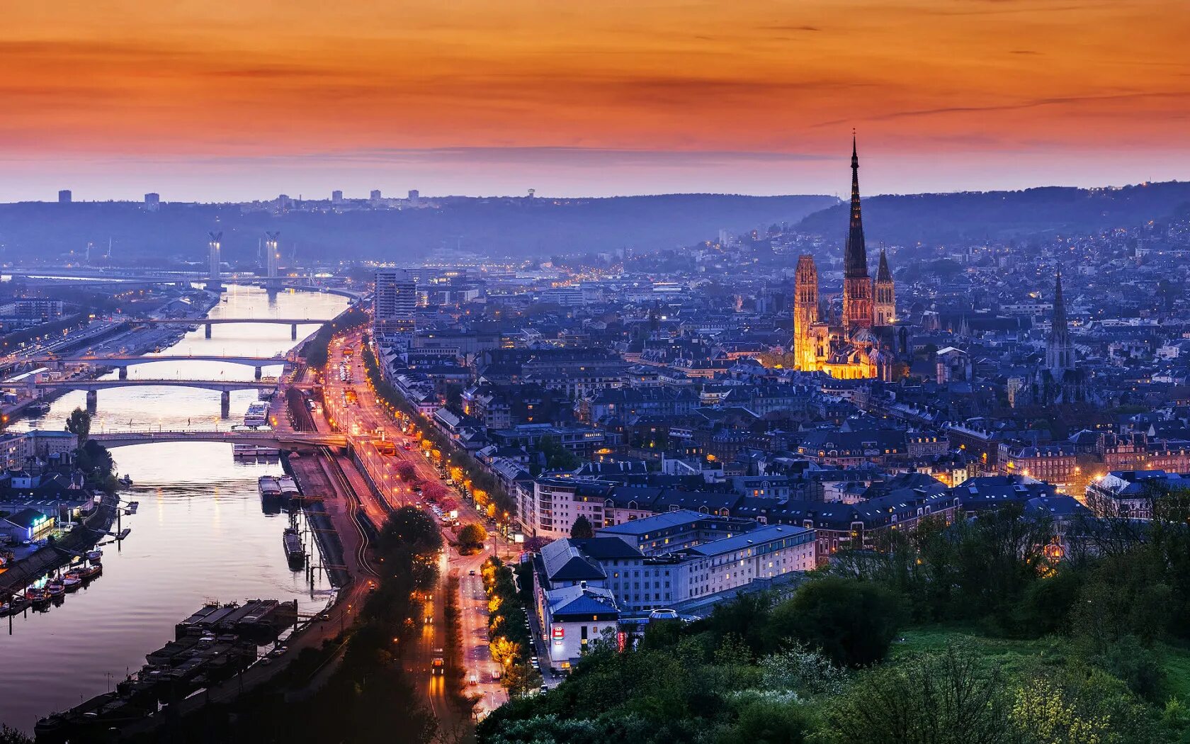 Нормандия париж. Город Rouen Франция. Нормандия Франция Руан. Руан - столица Нормандии. Город Руан Франция фото.