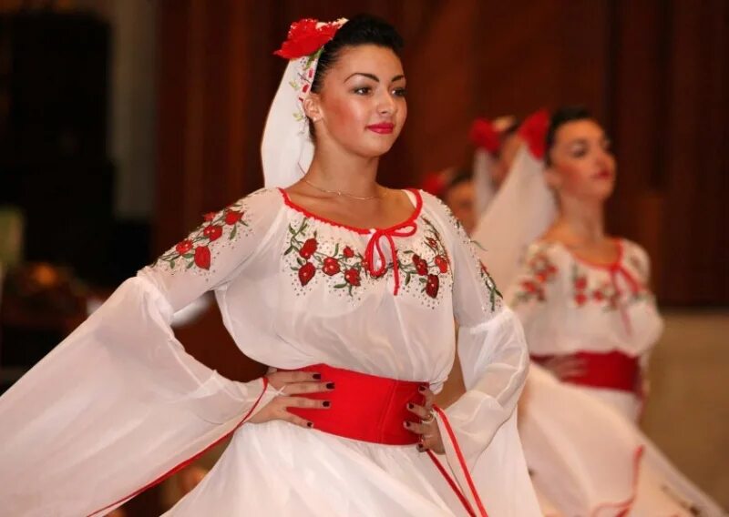 Молдаван женщина. Костюм Молдаванки. Молдаванка в национальном костюме. Молдавский национальный костюм женский. Молдавский костюм женский.