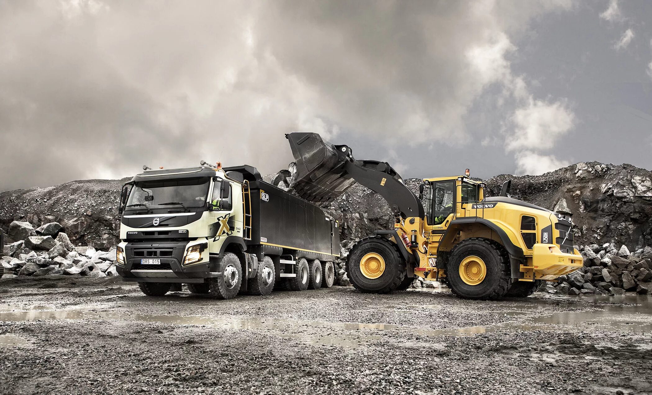 Щебень самосвал Вольво. Самосвал Вольво Комацу. Volvo FMX 10x4 540. Грузовик Вольво самосвал карьерный.