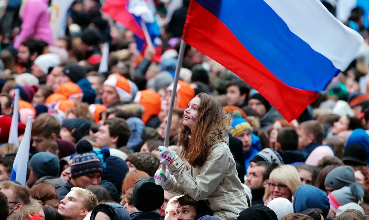 Современном обществе на сегодняшний день. Россия человек. Толпа с флагами. Современные русские люди. Жители России.