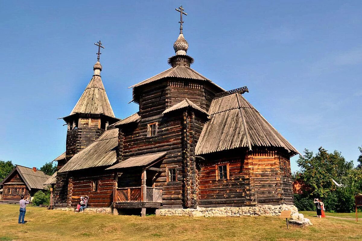 Wooden на русском. Архитектура древней Руси деревянное зодчество. Деревянное зодчество Руси 17 век. Деревянное зодчество Руси 16 век. Древнее зодчество древней Руси.