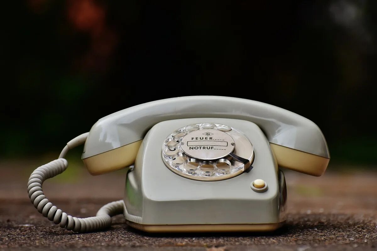 Изображения старого телефона. Старый телефон. Телефонная трубка. Домашний телефон. Старый телефонный аппарат.