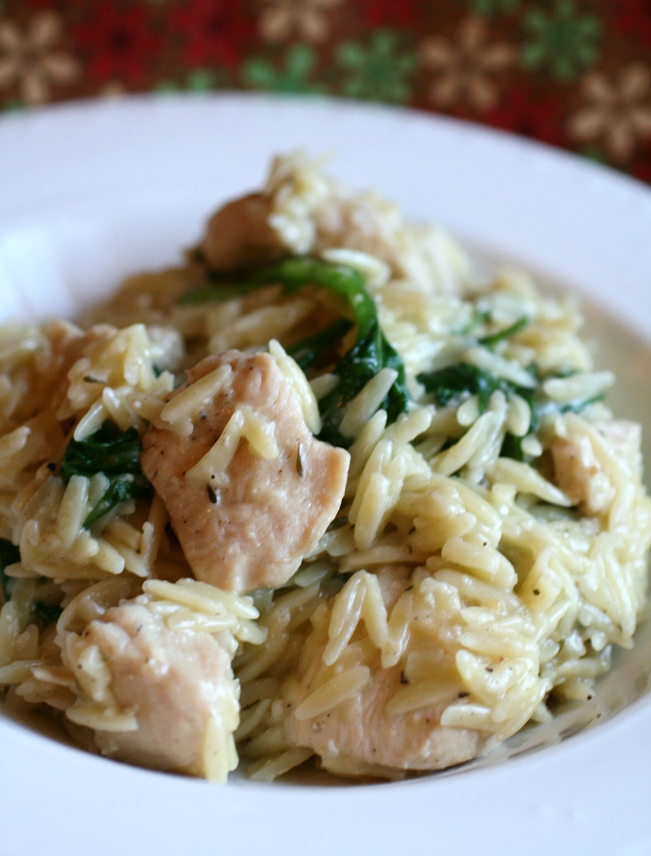 Орзо с грибами и курицей. Паста орзо с курицей. паста орзо с курицей и сливками. орзо с грибами в сливочном соусе. орзо с курицей в сливочном соусе.