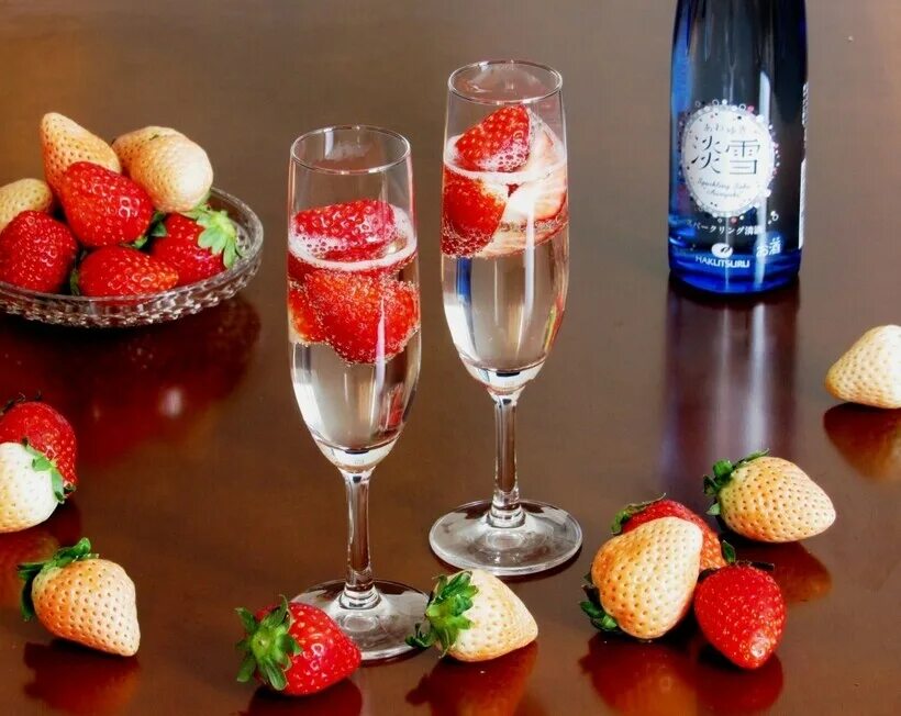 Клубника в бокале с шампанским. Шампань коктейль. Бокалы для напитков. Алкогольный коктейль с шампанским. Шампанское в бокале.
