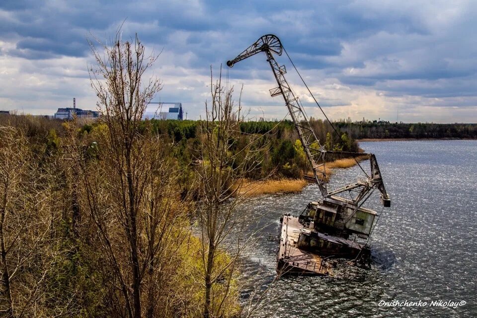 Краны в припяти. Башенный кран припять. Портовые краны чернобыль. Речной порт чернобыль. Припять портовые краны.