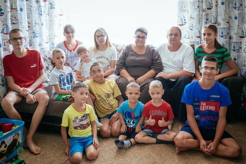 семья яким. многодетная семья руки. семьи в детских домах. балахтинский детский дом красноярский край официальный сайт. фостерная семья проекты.