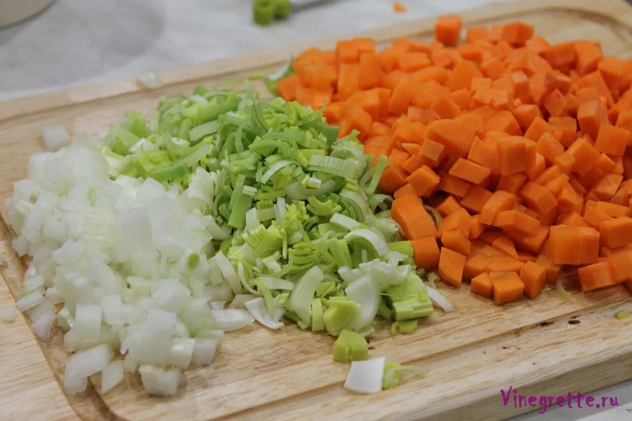 нарезка кубиками. лук сельдерей. лук морковь сельдерей. капустные корнеплоды. лимон, сельдерей, чеснок.