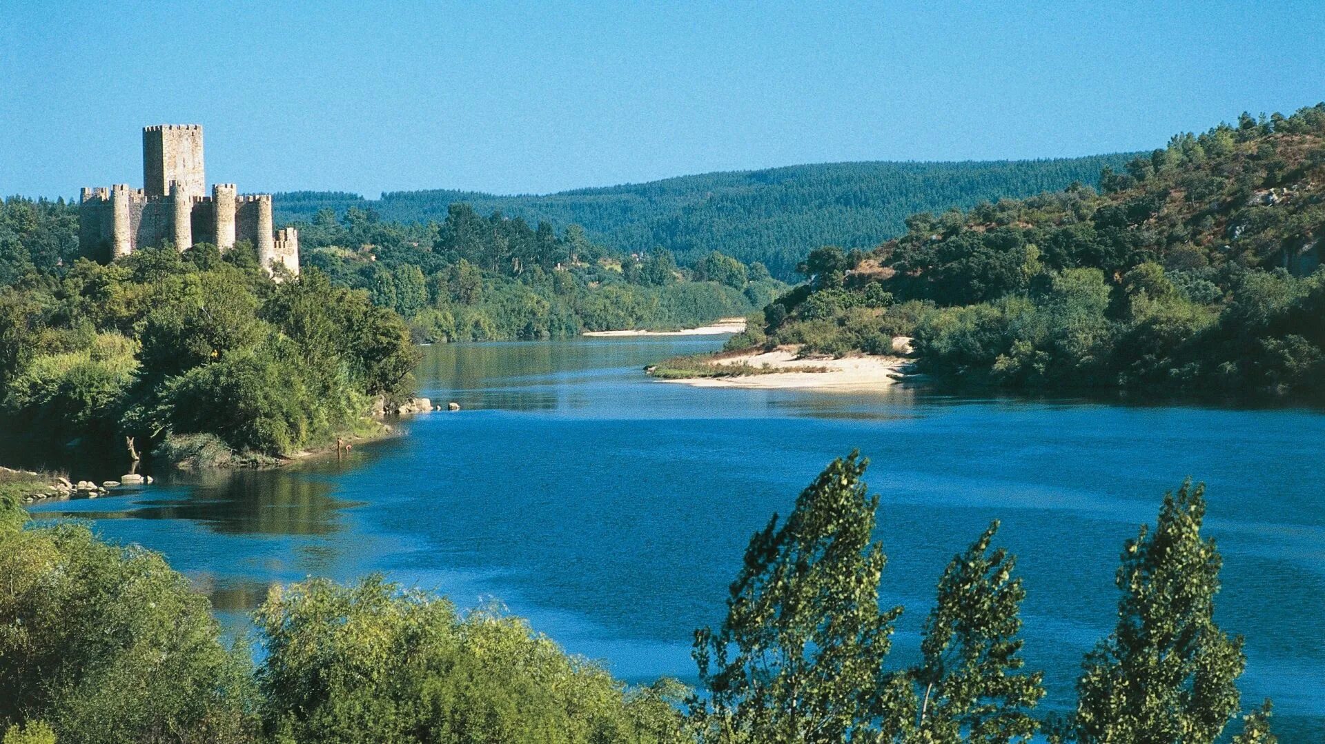 Устье тахо. Река Тежу в Португалии. Река Тежу в Лиссабоне. Река Тахо Лиссабон. Река Тахо в Португалии.
