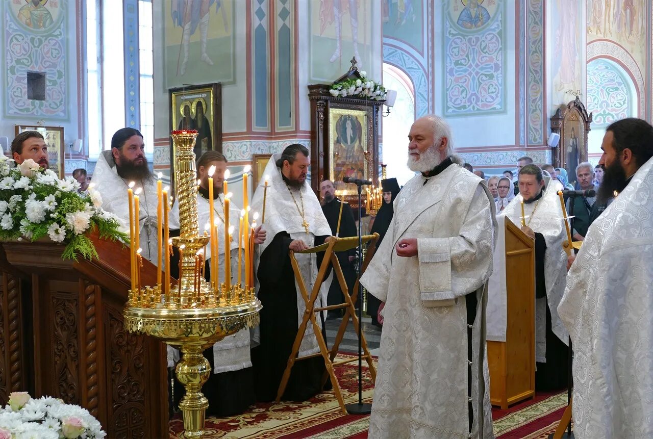 Святогорская Лавра вечерняя служба 18.09.2021. Монастырь Свецарице службы. Всенощное бдение вечерня фото с хлебами. Храм Преображения в Дивеево внутри служба видео. Вечерняя служба 18