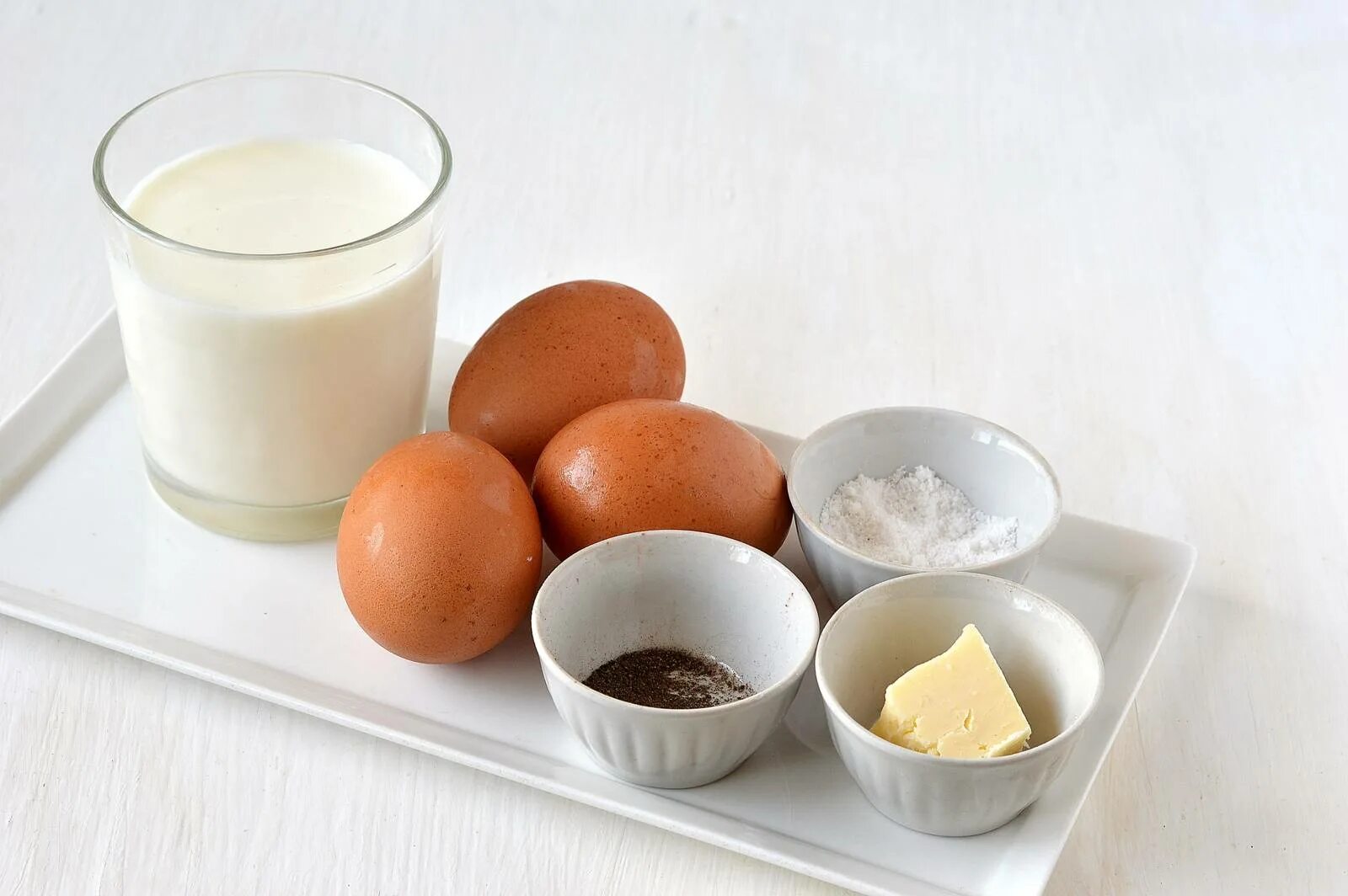 Ингредиенты для омлета. Яйца молоко масло соль. Яйца варёные молоко. Яйца молоко помидоры.