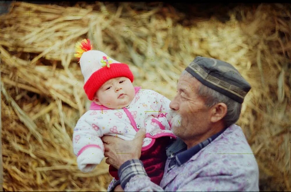 дедушка с внучкой 18. дедушка и внучка 18 плюс. дед и внук. ребел линн. дедушка и внучка + 18.