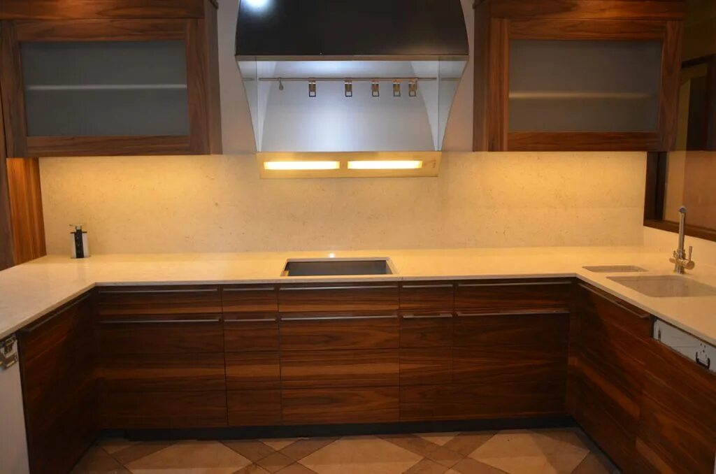 Столешница для кухни. Столешница сосна пандероса 2057 кедр 28 мм. Столешница под газовую панель. Панели на столешницу. Оникс камень столешница.