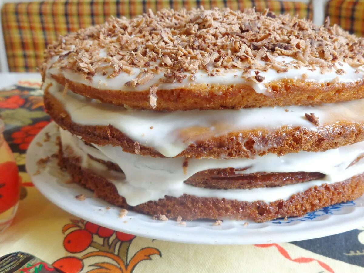Коржи со сгущенкой. Торт из бисквитных коржей со сгущенкой. Крем для бисквитных коржей покупных. Торт со сгущенкой. Бисквитный торт с кремом из сгущенки.