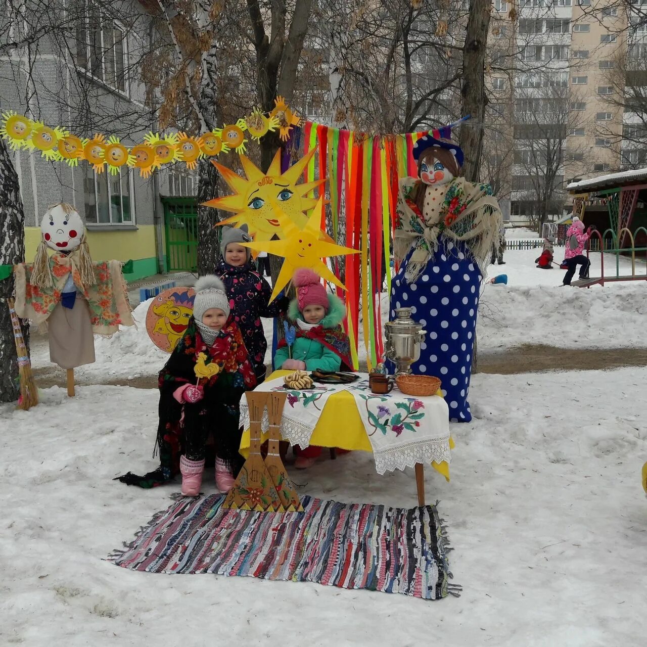 Оформление масленица в детском саду картинки. Украшения на масленицу для улицы в детском саду. украшение на масленицу в детском саду. украсить на масленицу в детском саду. украшение участка на масленицу в детском саду.