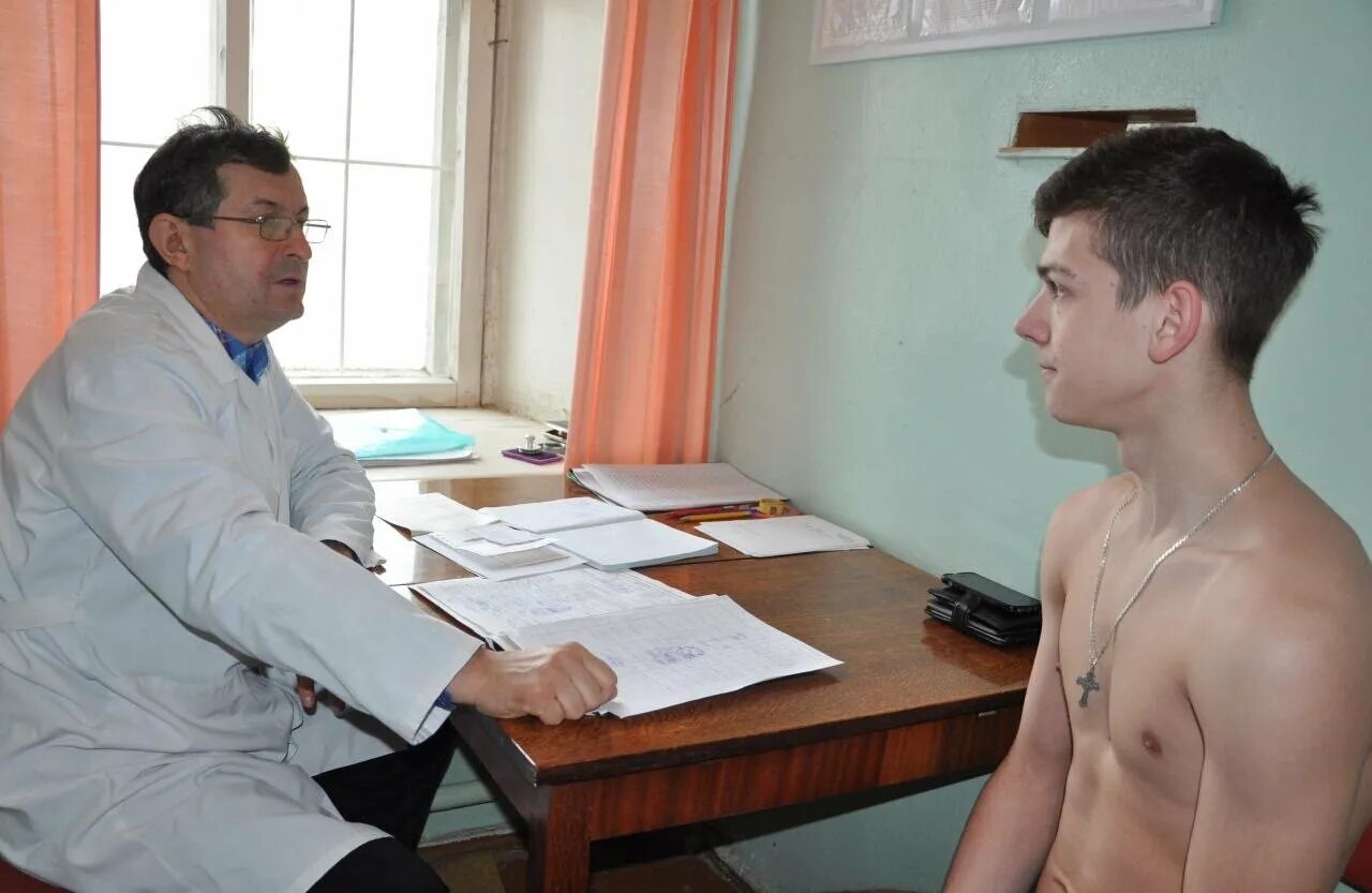 армия призывники. осмотр призывников. медкомиссия в военкомате. осенний призыв медкомиссия. призывники на медкомиссии.