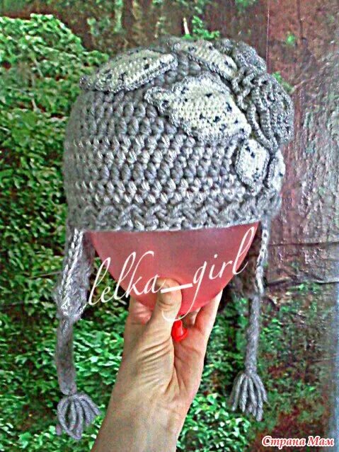Как обвязать край шапки крючком. Рюши связанные крючком. Обвязка края летней шапочки крючком. Шапочка с завязками крючком. Обвязать шапку.