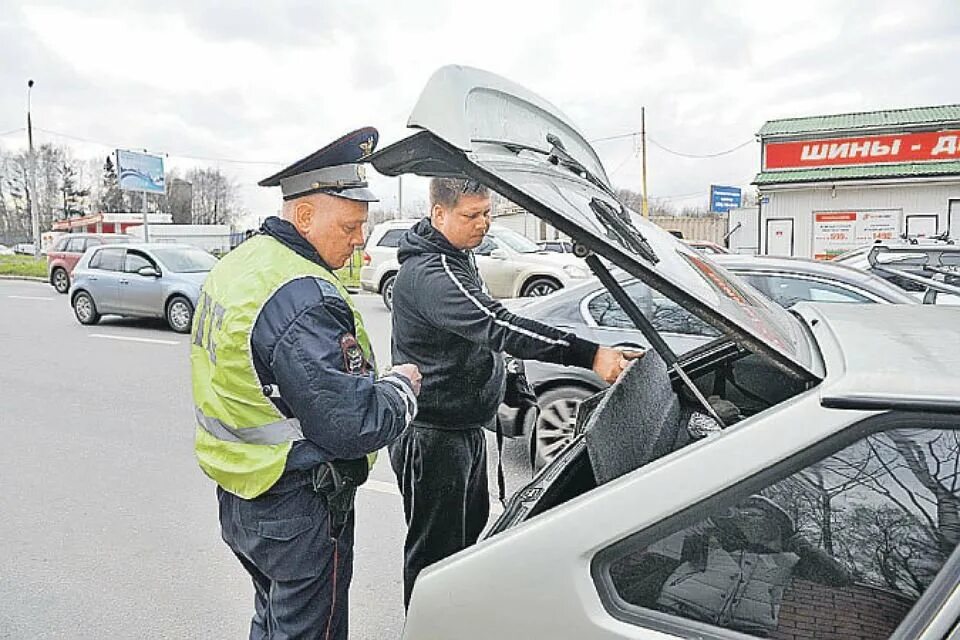 Осмотр сотрудниками полиции. Личный досмотр вещей. Осмотр сотрудниками полиции. Наряд сопровождения полиции. Полиция проверяет машину.