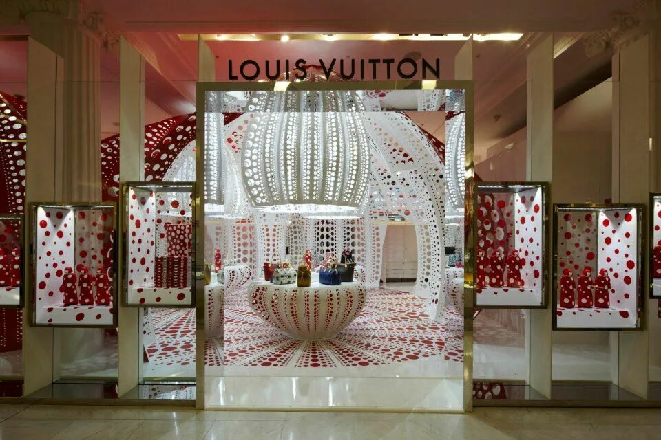 Яёи Кусама художница Луи Виттон. Яёи Кусама витрина Луис витон. Louis Vuitton 2022 Яёи Кусама. Яёи Кусама Louis Vuitton 2012. Украшение дома мод