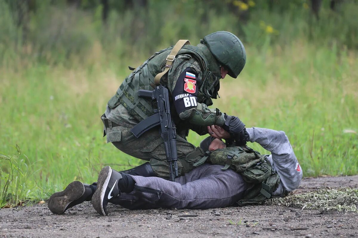 Учение вооруженное нападение. Военная полиция ВВО. Полицейские учения. Военная полиция задержание военнослужащих. Военная полиция учения.