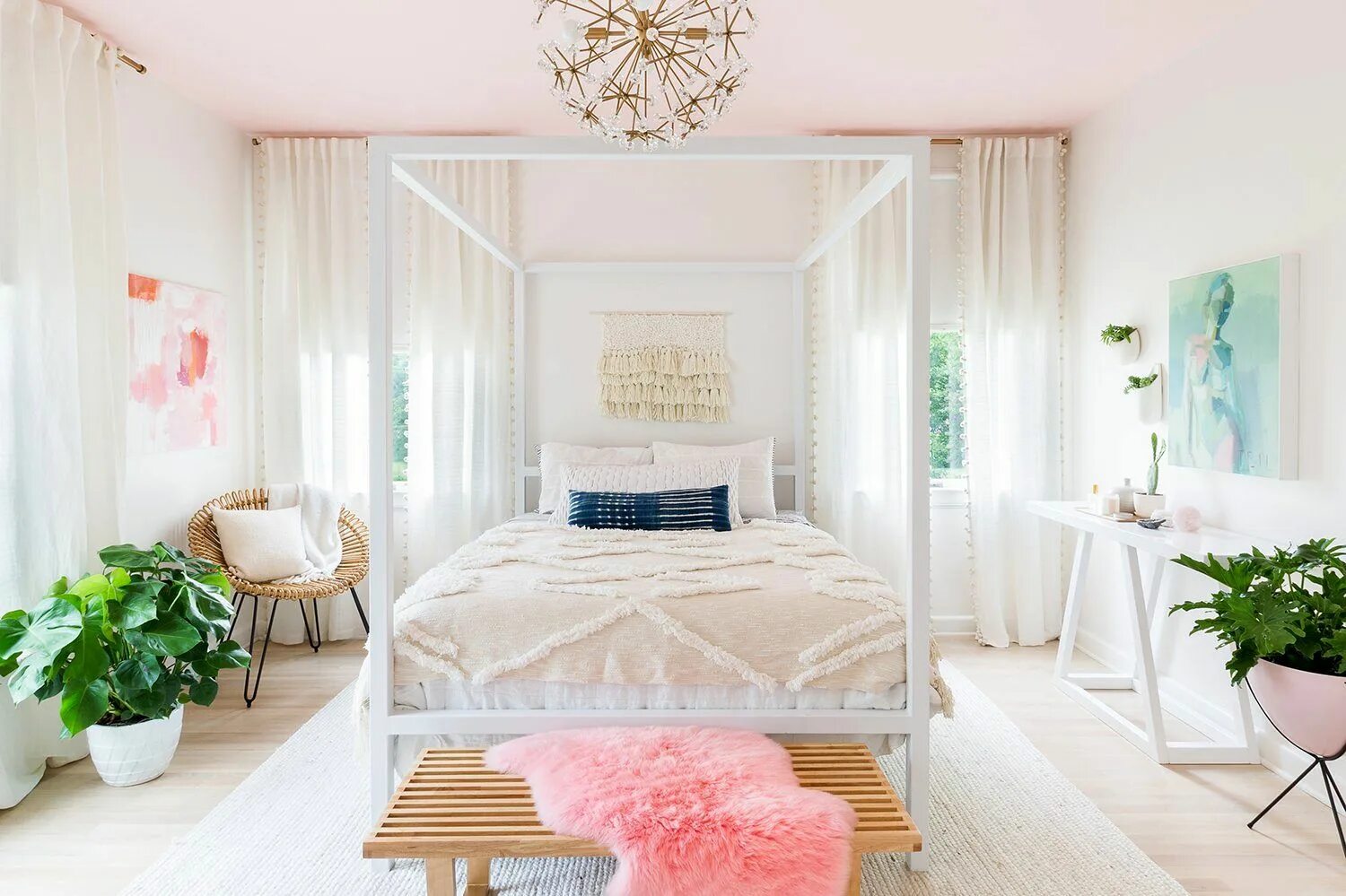 Частный красивый нежный. Спальня в романтическом стиле. Нежный интерьер спальни. Спальня в нежно розовых тонах. Спальня в бело розовых тонах.