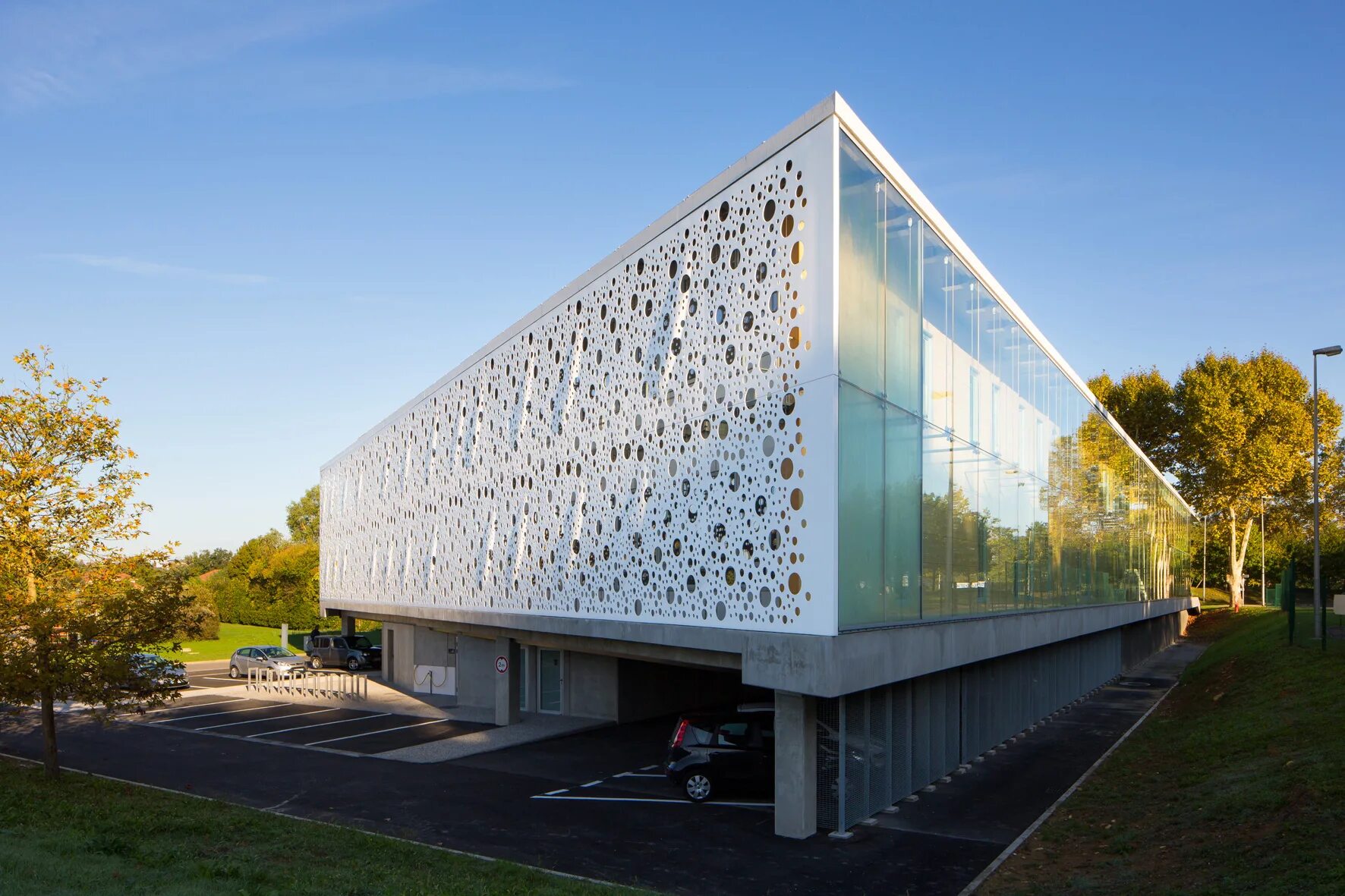 Фасадное здание. Многофункциональный центр stadshuisnieuwegein, нидерланды. офисное здание «боуэн-хауз» в веллингтоне. современная архитектура. архитектурный фасад.