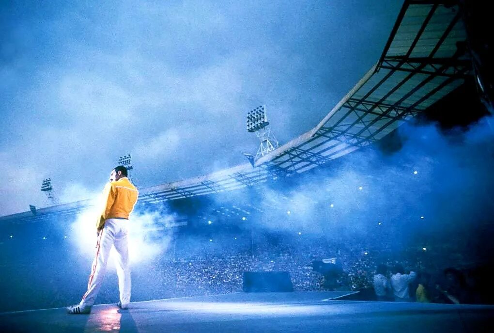 Фредди меркьюри стадион. Фредди Меркьюри Уэмбли. Queen at Wembley 1986. Queen Live at Wembley 1986. Queen Live at Wembley Stadium 1986.