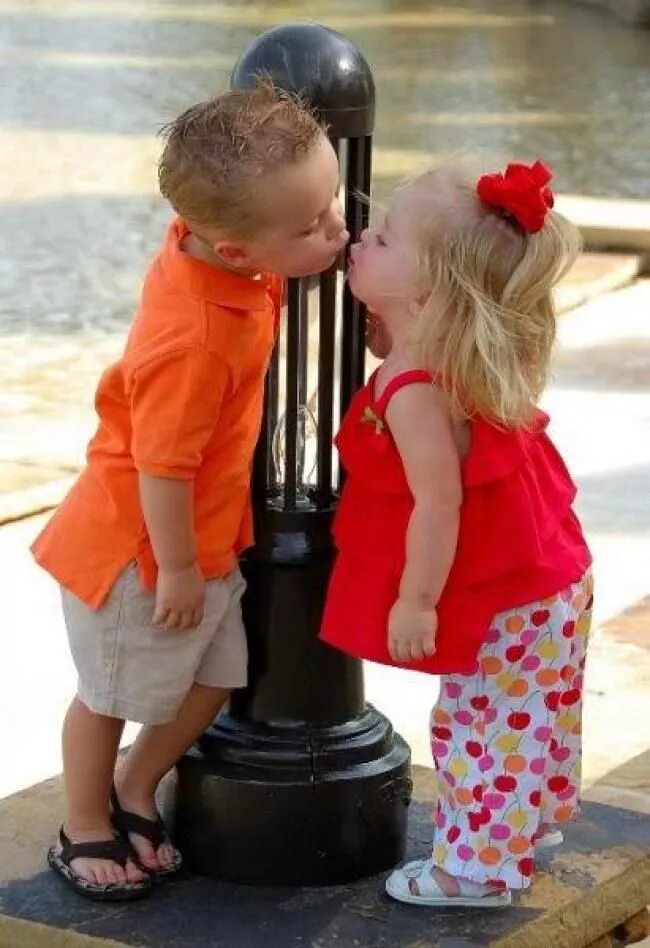 Детский поцелуй. Поцелуй мальчика и девочки. Мальчик целует девочку. Любовь к ребенку. Большая девочка большой мальчик целуется