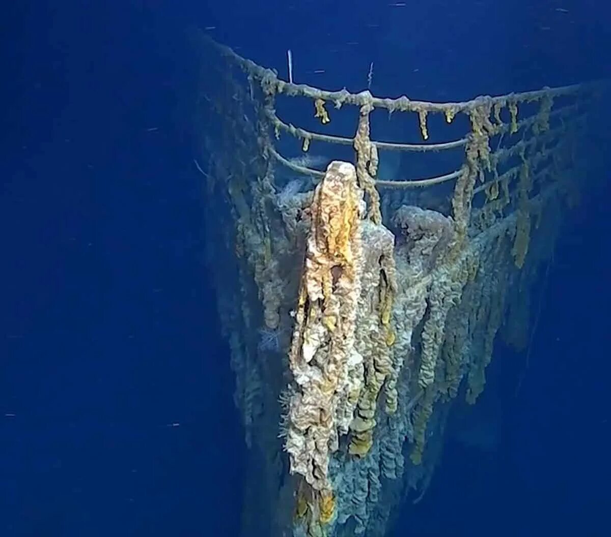 Где на дне океана. Атлантический океан Титаник. Титаник на дне. Титаник со дна 2023. Титаник на дне 1912.