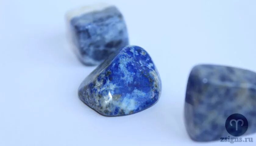 Лазурит камень знак зодиака. Содалит (камни (галтовка)). Лазурит камень знак зодиака. Камень лазурит для скорпиона. Мадагаскарский содалит.