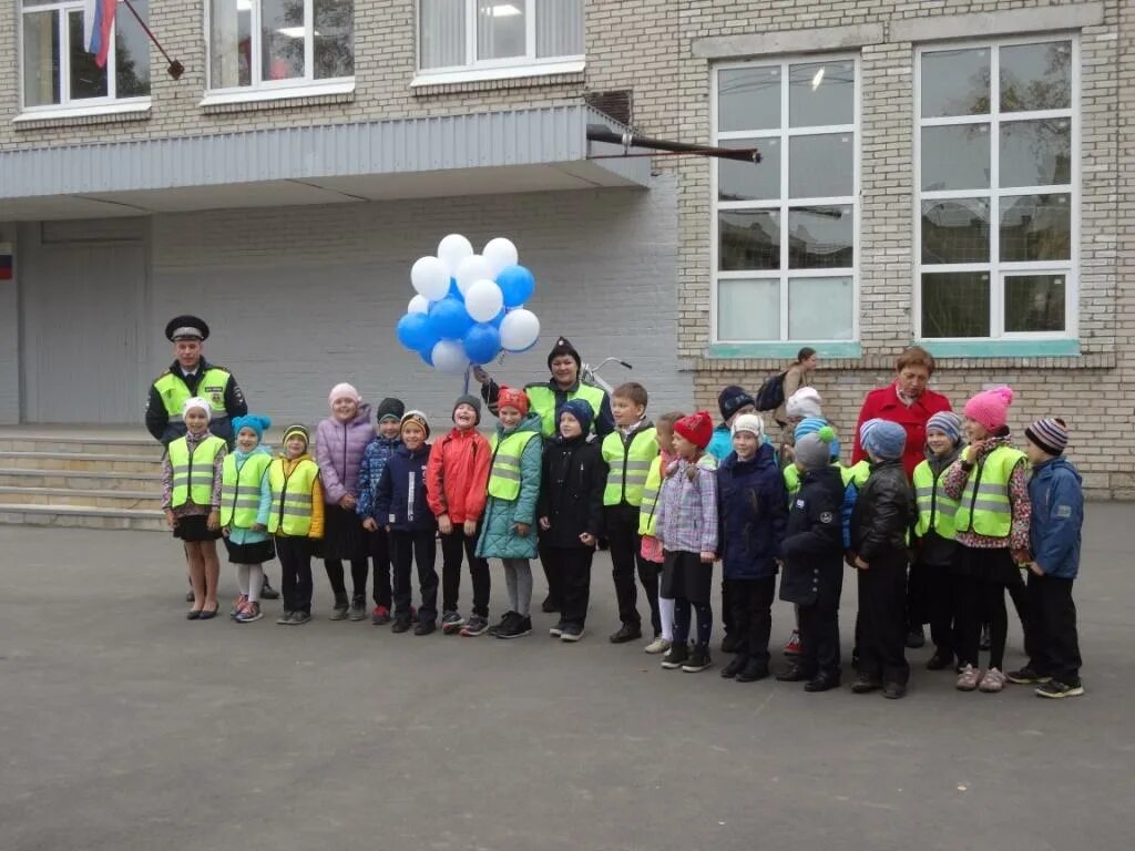 1 сентября 8 класс. "счастливые" лица учителей 1 сентября. моу сош 3 кириши. школа 1 кириши. кириши гимназия 4.