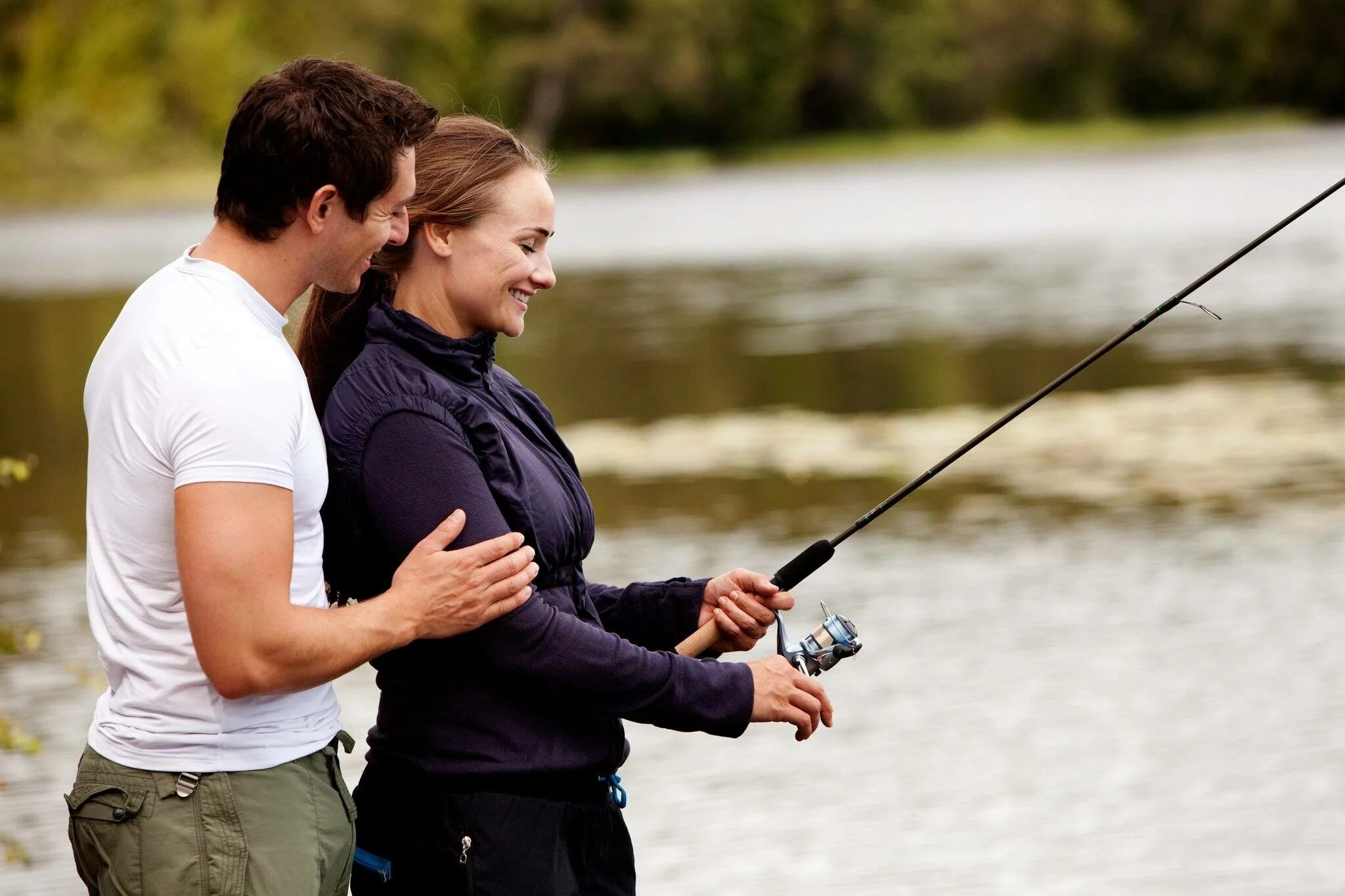 Общие интересы ближе. Мужчина и женщина на рыбалке. Влюбленные на рыбалке. Мужчина на рыбалке. Парень и девушка рыбачат.