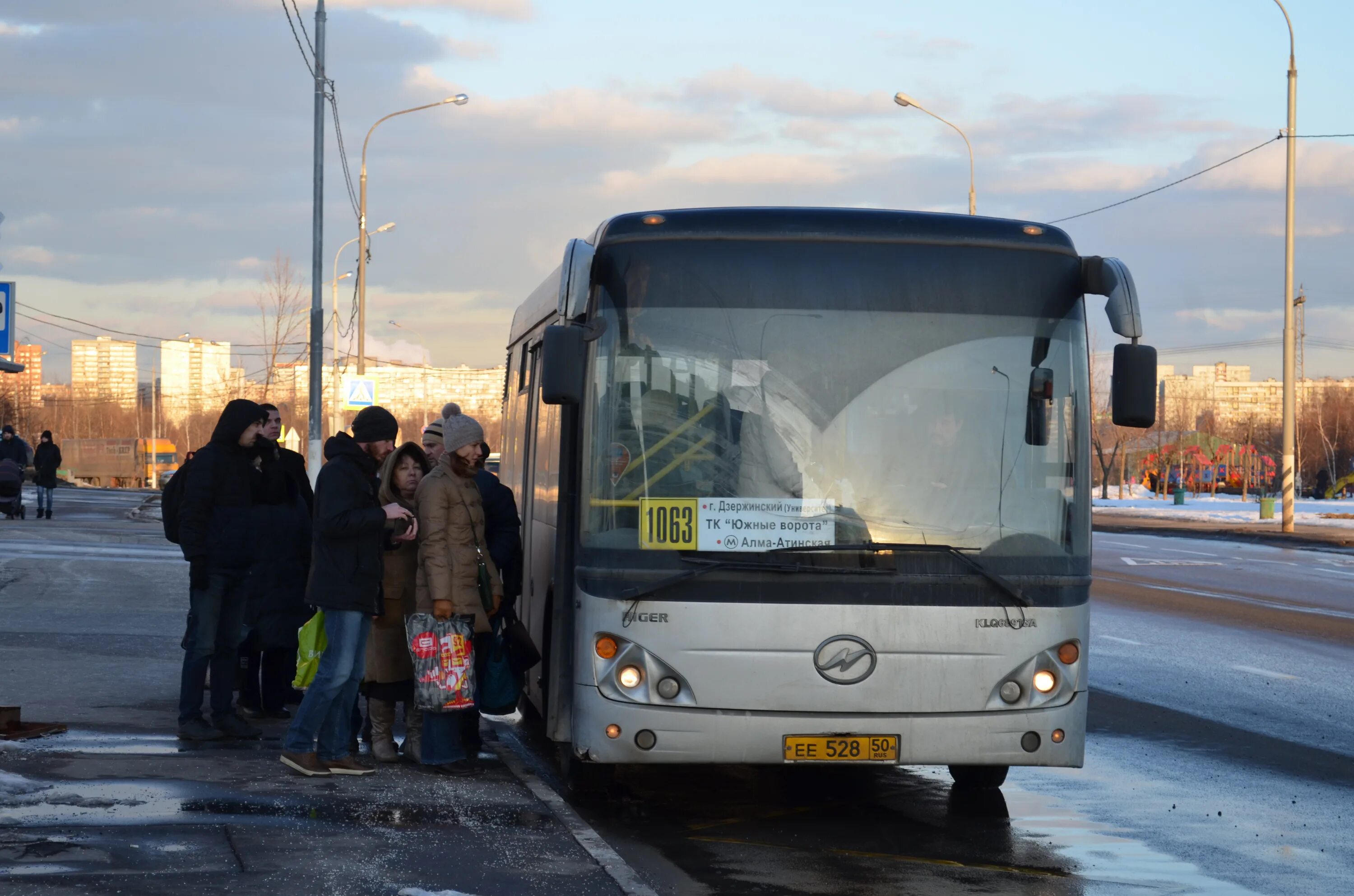 1063 автобус дзержинский расписание. Автобус 1063 Дзержинский. Автобус 1063 Алма Атинская. Хайгер 6891. 1063 Дзержинский Алма-Атинская.