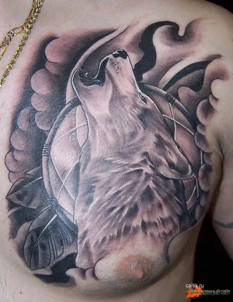 Тату воющий волк на плече. Тату волка на груди. Тату волк воет на луну. Татуировки мужские на плече волк. Среди волков жить по волчьи выть.