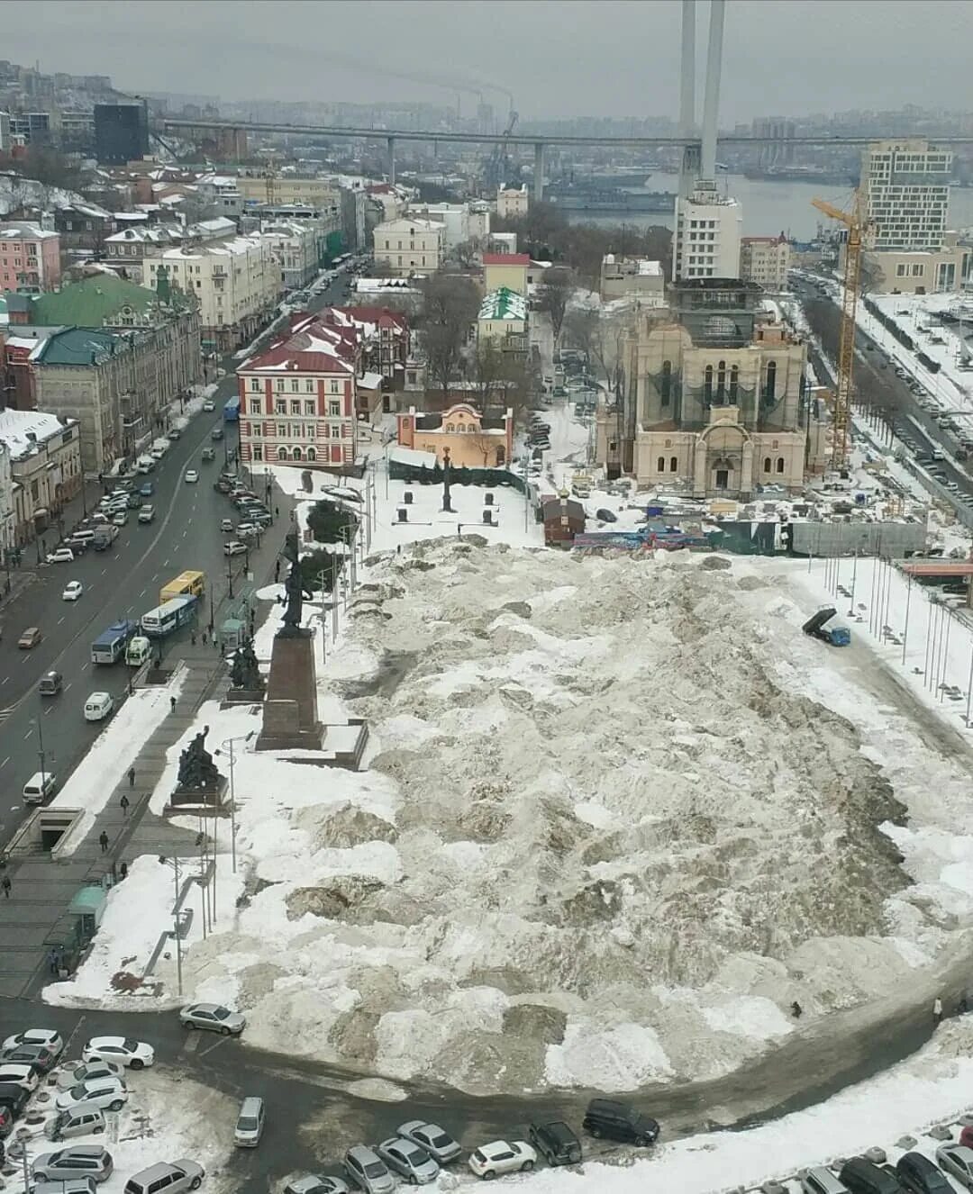 Снежный центр. Центральная площадь владивостока. центр грязь владивосток. полигон снега на центральной площади владивосток. грязный владивосток.