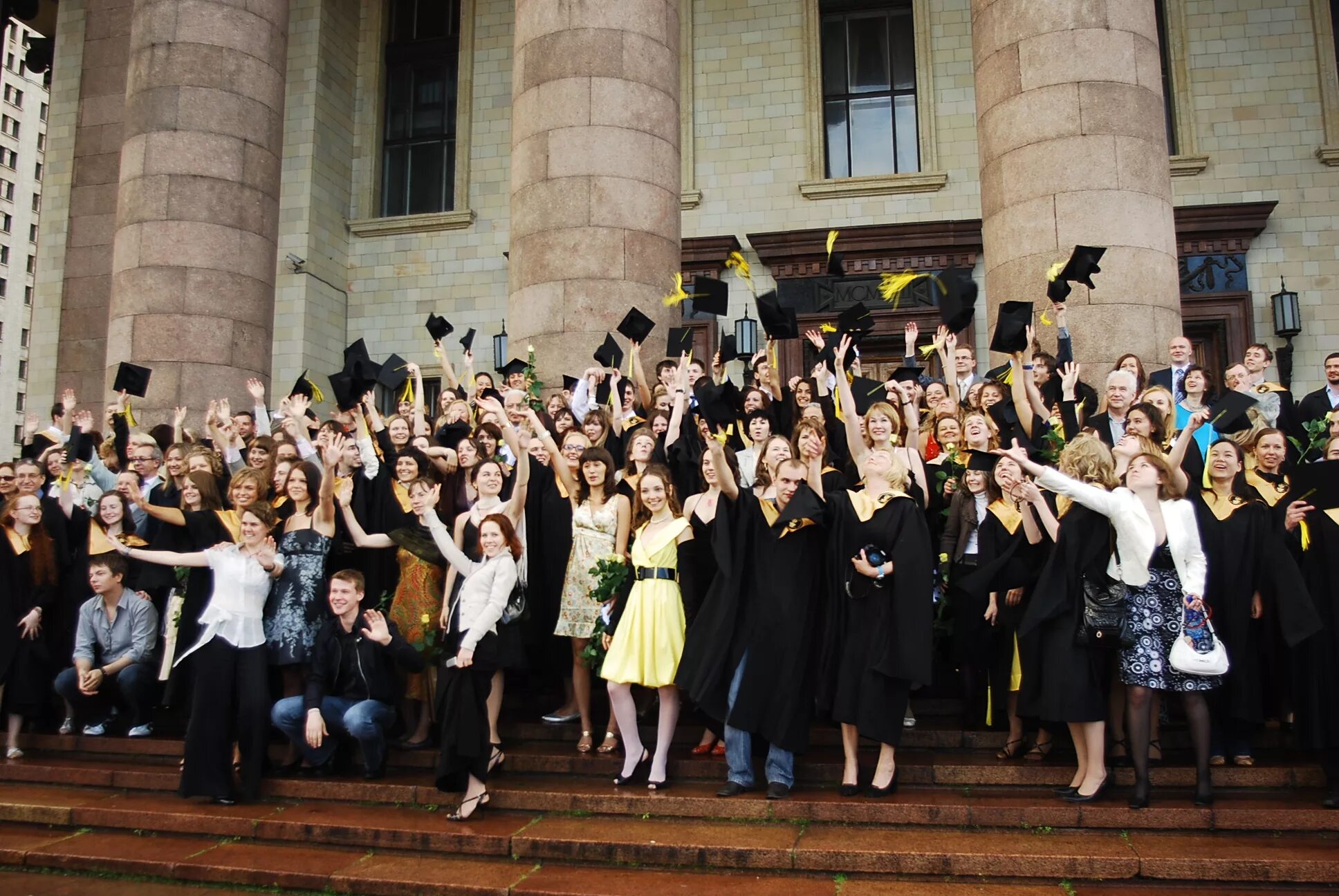 выпускной студентов. шапочка студента. выпускной в университете. выпускник вуза. выпускники университета.