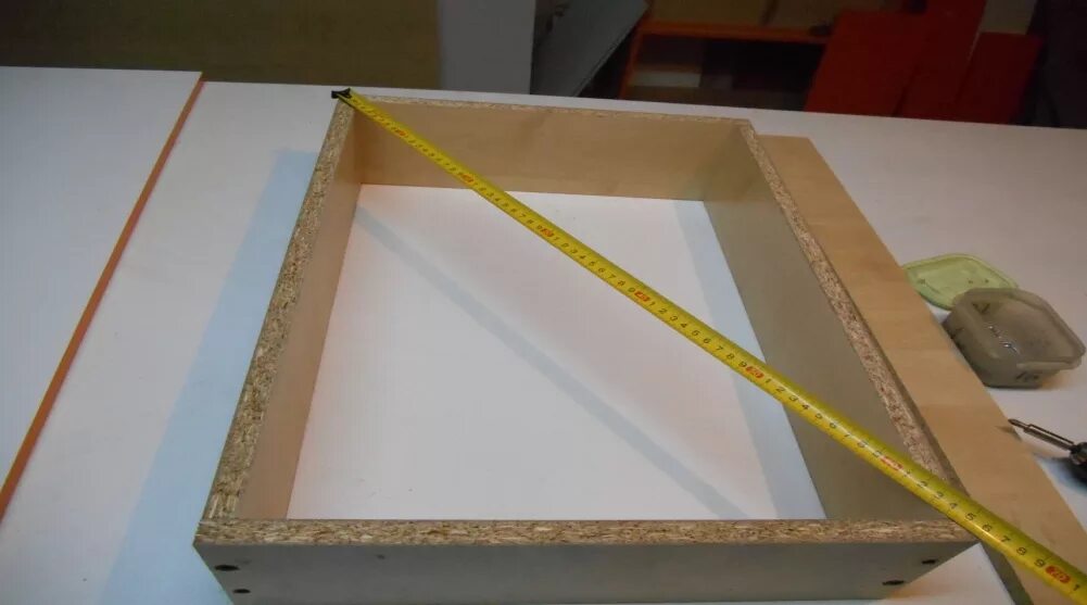 как выровнять ящик. укрепить дно ящика в комоде. ящик с роликовыми направляющими. приспособление для диагонали ящиков. роликовые направляющие в комоде.