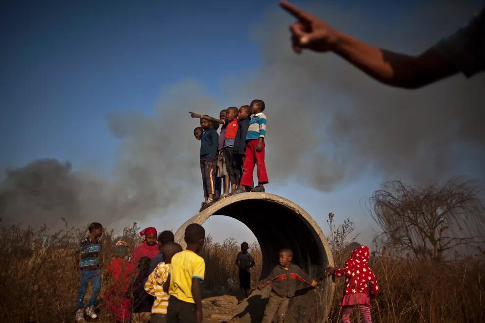 Белые в юар. Бедные семьи в сша. Жизнь в юар. Население африки. Белые жители юар.