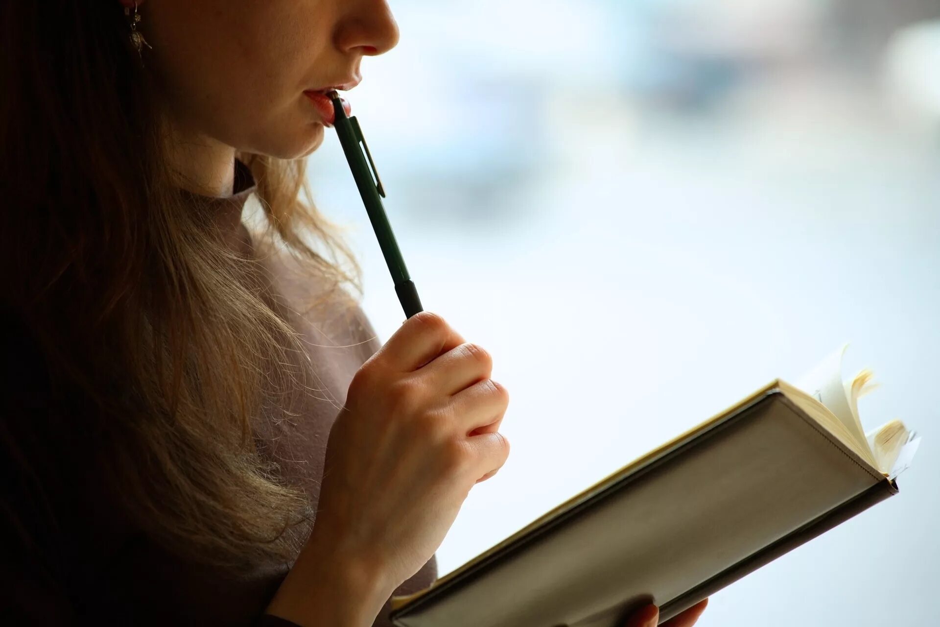 Писатель за работой. Женщины пишущая книги. Женщина с блокнотом. Женщины пишущая книги. Пишущая девушка.