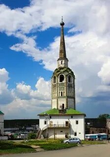 Знаменитая 60 метровая падающая колокольня в городе