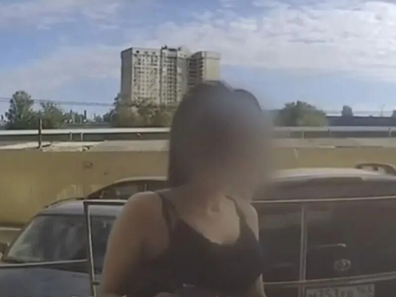 Выкинули девочку