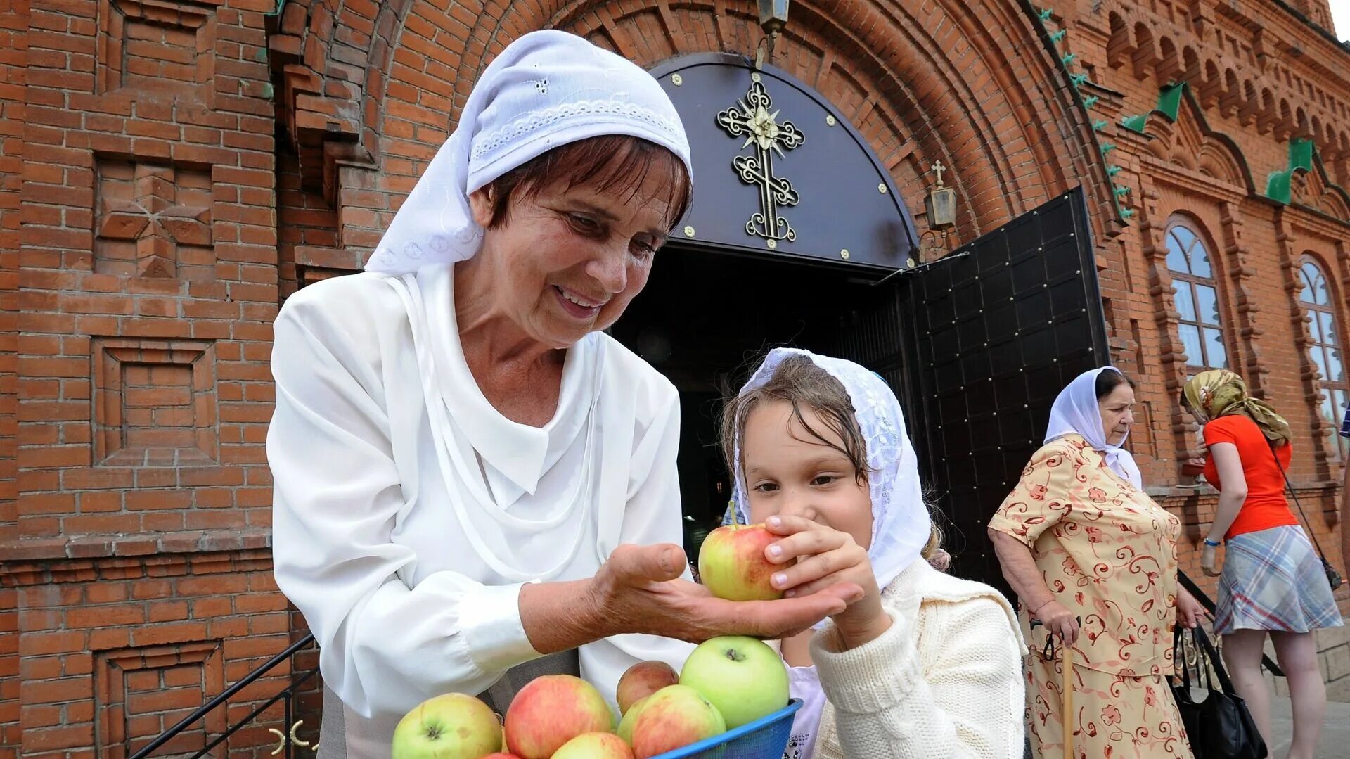 Можно ли мыться в яблочный спас. Яблочный спас. яблочный спас в храме. яблоки в храме. освящение яблок.