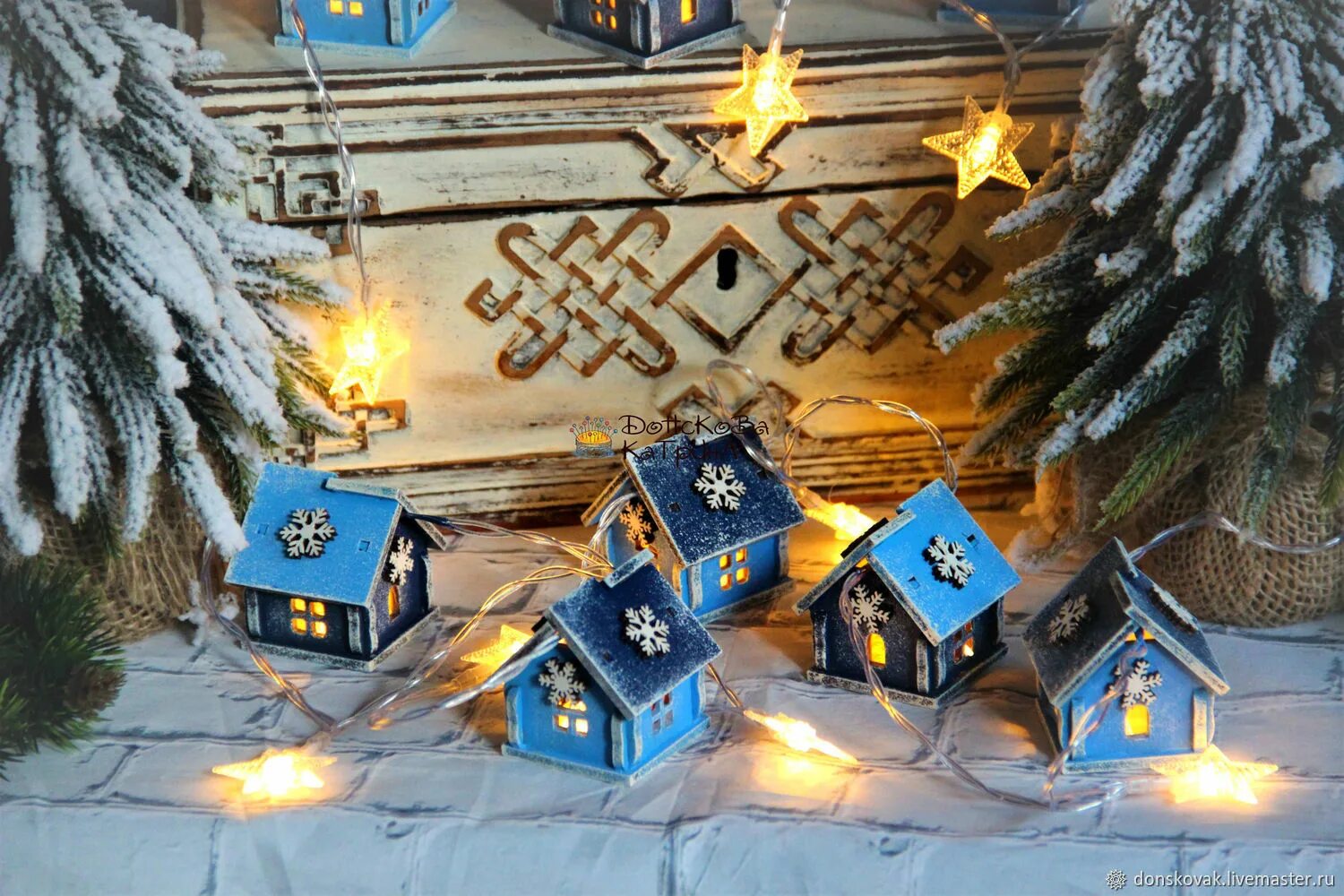 Красивые дома в казани новогодние. Новый год в коттедже. Казань christmas. Рождественский домик. Новогодний дом в подмосковье.