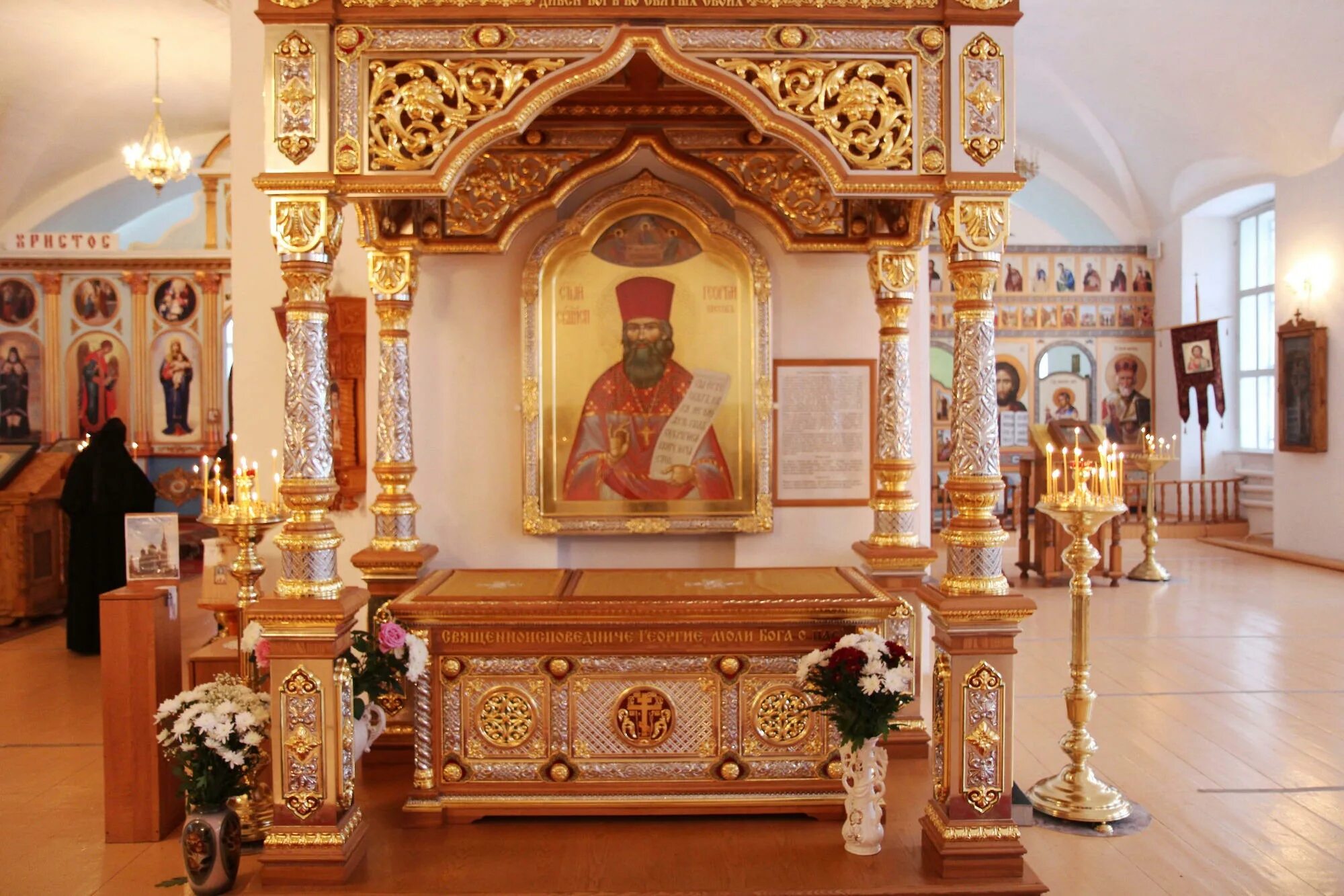 Мощи в кафедральном соборе. Богоявленский собор мощи алексия московского. Храм в красноярске рядом зелёный собор. Мощи в кафедральном соборе. Кафедральный собор салоники мощи свт.