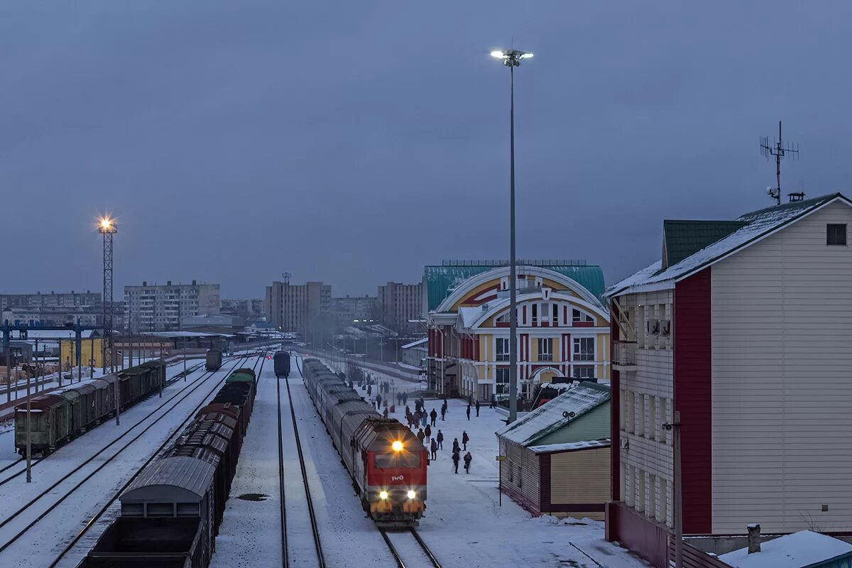 Поезд новосибирск карасук. Барнаул Бийск ЖД. ЖД вокзал Бийск. Платформы вокзал Бийск. Поезд в Бийске на ЖД вокзале.