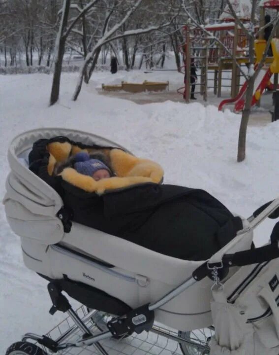 Малыш в коляске зимой. Новорожденный в коляске зимой. Грудничок в коляске зимой. Коляска для новорожденных зимой. Люлька зимой