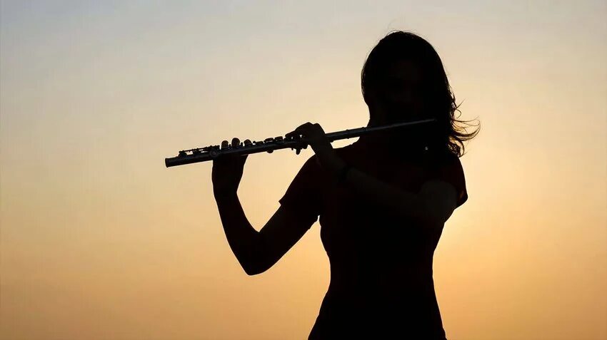Играющий на флейте. Девочка с флейтой. Девушка с флейтой. Игра на флейте. Флейтист со спины.